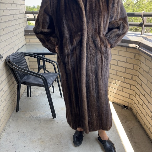 Beautiful Alfred Sung mink coat for sale in mint condition. Size 10-12 - Picture 14 of 15